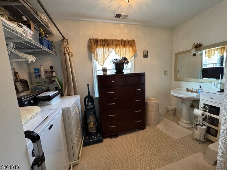 More Photos Of 630 Valley Rd, Gillette General Retail For Sale