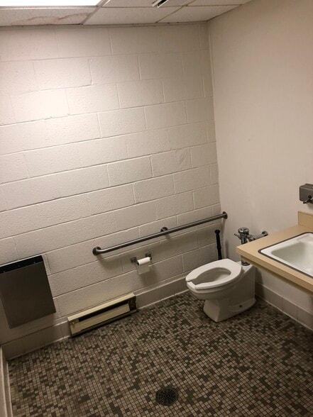 More Photos Of 100 W Russell St, Fayetteville Medical For Lease