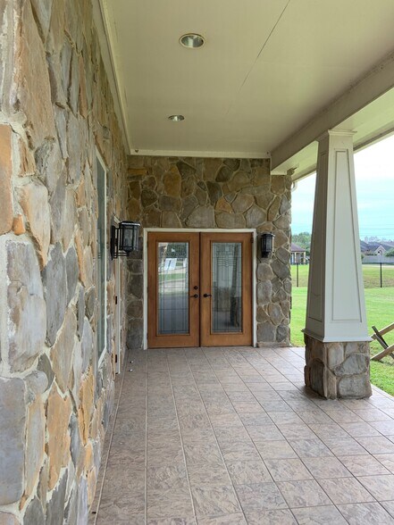 More Photos Of 4 Bayoubrandt Dr, Beaumont Medical For Sale