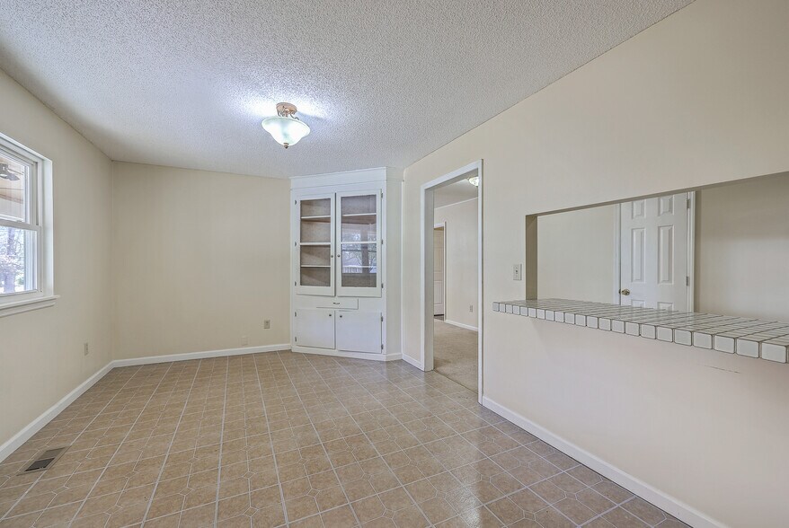 More Photos Of 106 Mayrant St, Summerville Office For Sale