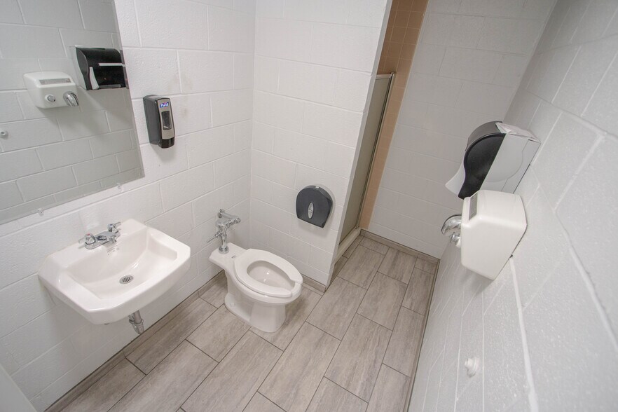 More Photos Of 1175 Central Ave, University Park Manufacturing For Lease