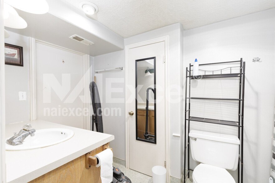 More Photos Of 1545 W State St, Hurricane Veterinarian Kennel For Sale