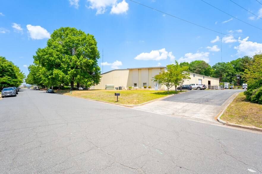 More Photos Of 1734 University Commercial Pl, Charlotte Warehouse For Lease