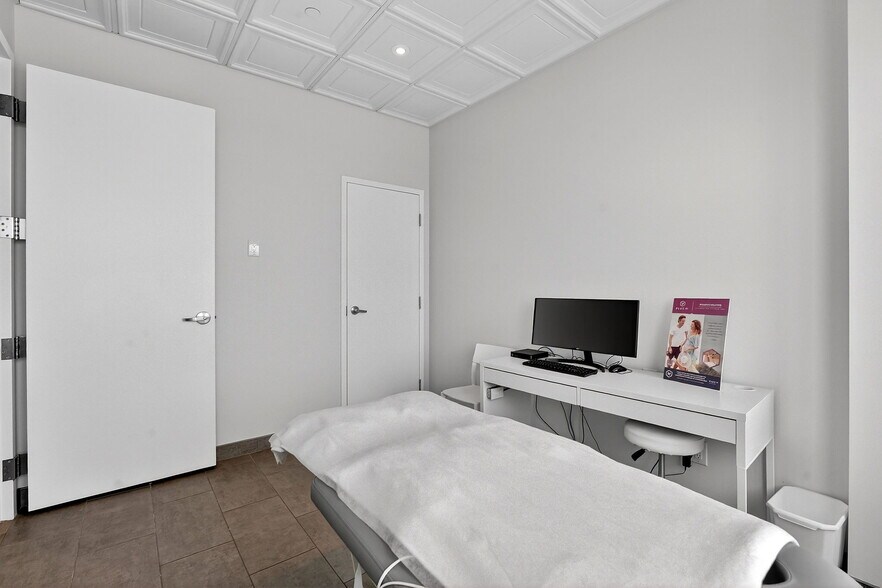 More Photos Of 3075 Hospital Gate, Oakville Medical For Lease