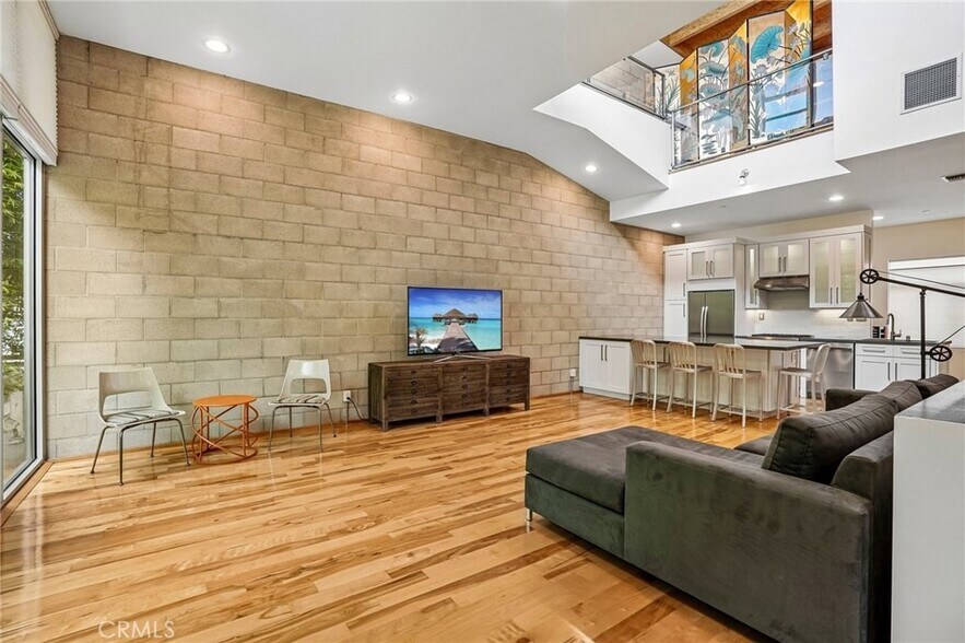 More Photos Of 717 N Highland Ave, Los Angeles Light Distribution For Sale