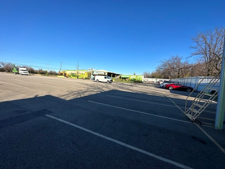 More Photos Of 3900 Davis St W, Dallas Flex For Sale