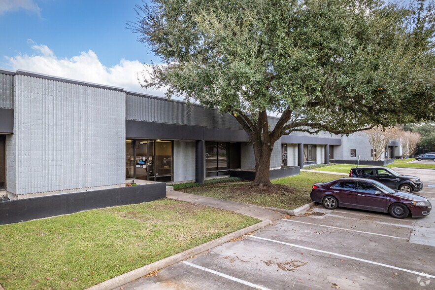 More Photos Of 900 S Loop Fwy W, Houston Unknown For Lease