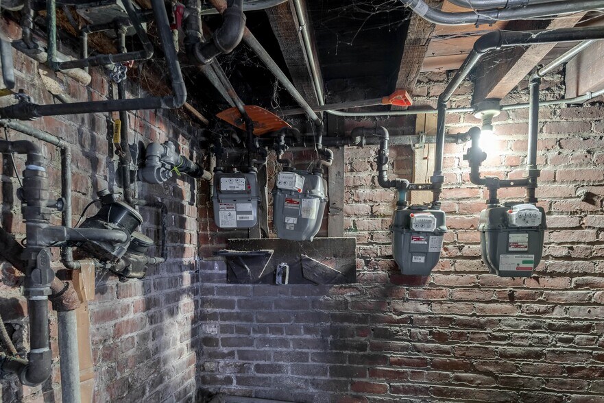 More Photos Of 4014 83rd St, Elmhurst Apartments For Lease