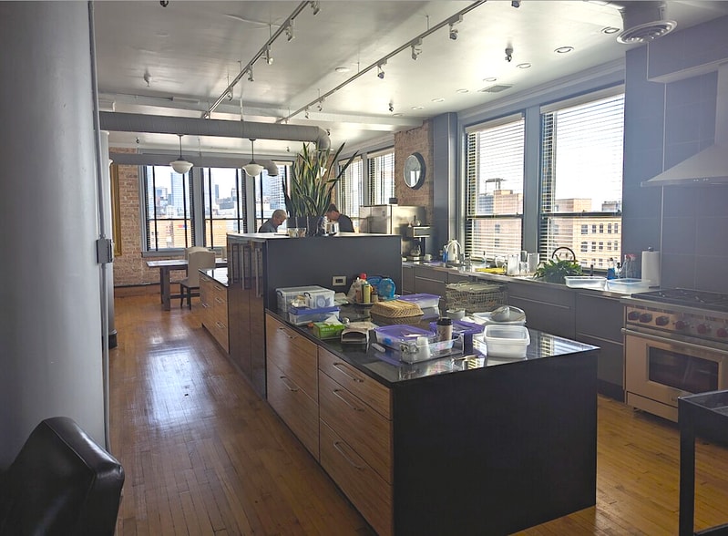 More Photos Of 346 N Justine St, Chicago Light Distribution For Lease