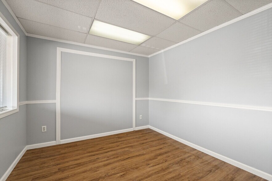 More Photos Of 756 Lakeshore Dr, Scottsburg Flex For Sale