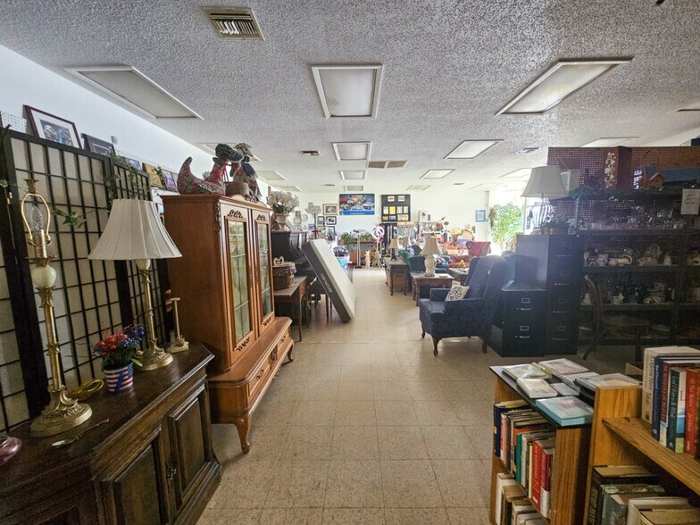 More Photos Of 1420 E Palestine Ave, Palestine Flex For Sale