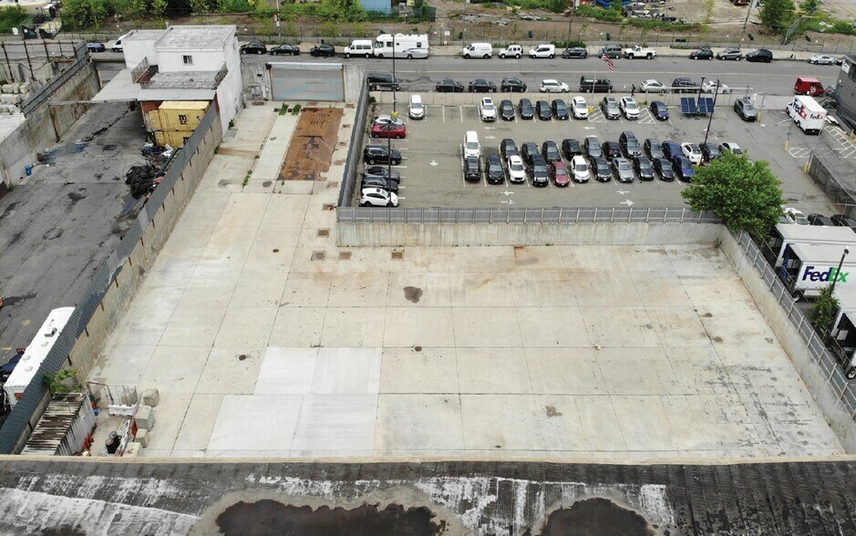 More Photos Of 254 Maspeth Ave, Brooklyn Land For Lease