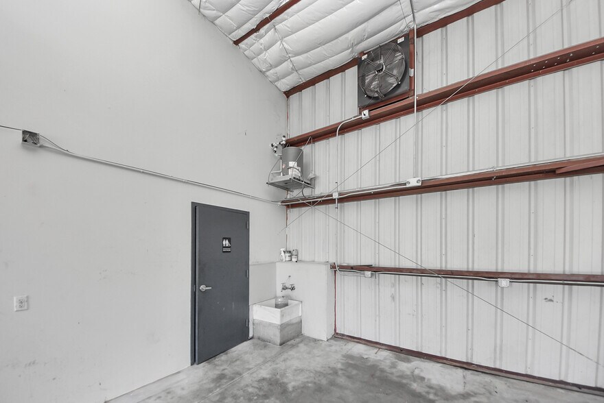 More Photos Of 6549 W Tidwell Rd, Houston Auto Dealership For Lease