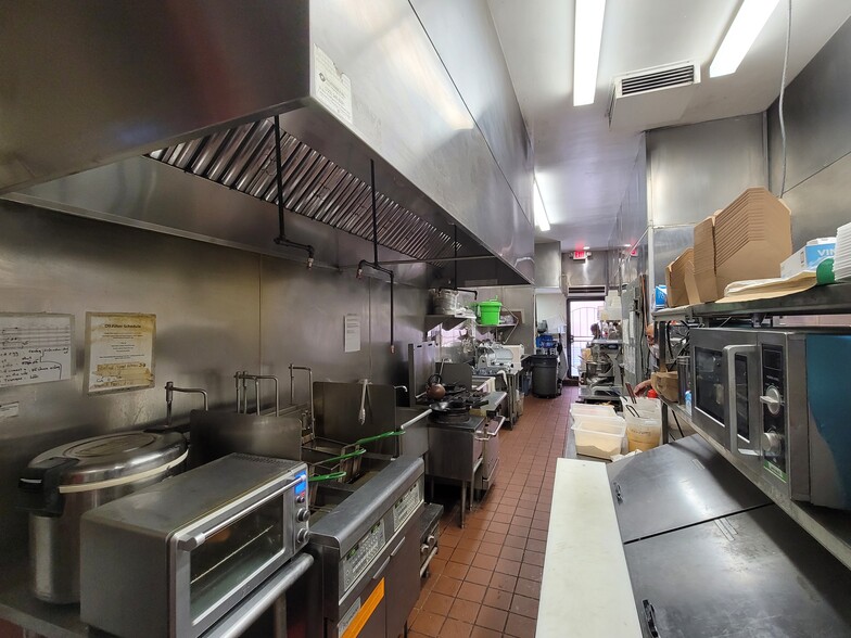 More Photos Of 21001-21015 Sherman Way, Canoga Park Freestanding For Lease