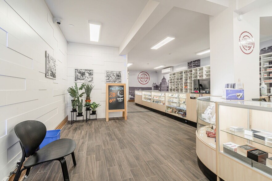 More Photos Of 6092-6120 Ch De La Côte-Des-Neiges, Montréal Storefront Retail Office For Lease