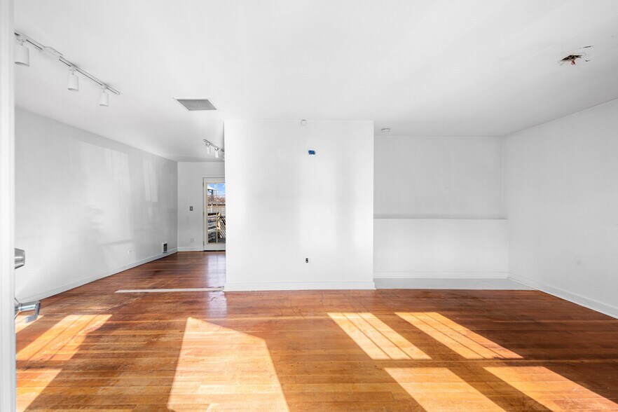 More Photos Of 605 Main St, Edmonds General Retail For Sale