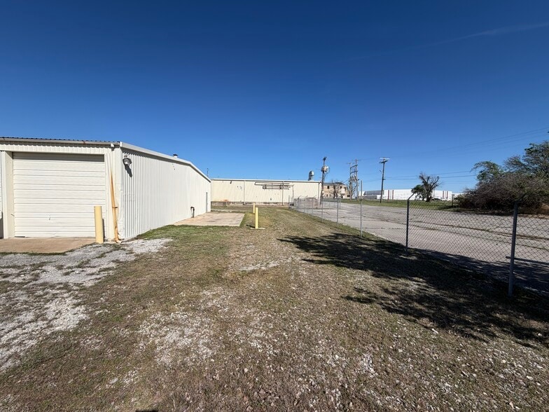 More Photos Of 3248 N Sheridan Rd, Tulsa Warehouse For Sale