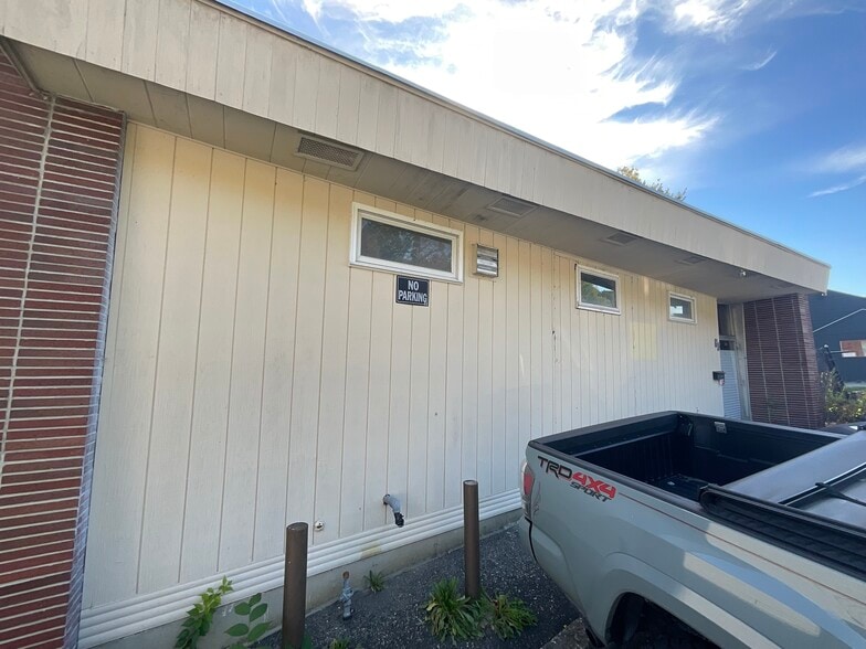 More Photos Of 82 Railroad St, Great Barrington Flex For Sale