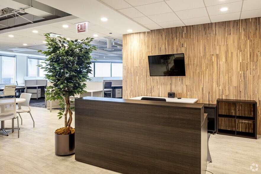 More Photos Of 311 S Wacker Dr, Chicago Office For Lease