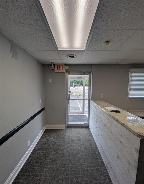More Photos Of 105 N Parkway Dr, Pekin Office For Lease