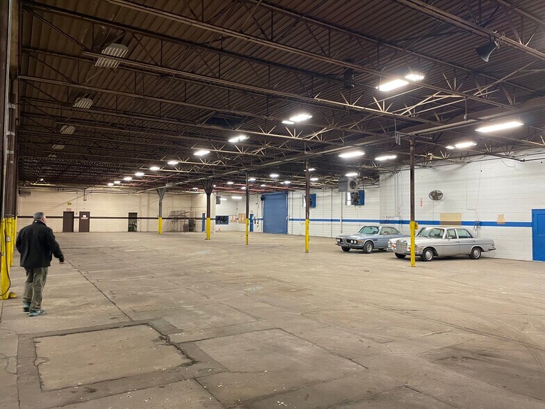 More Photos Of 28530 Reynolds St, Inkster Manufacturing For Lease