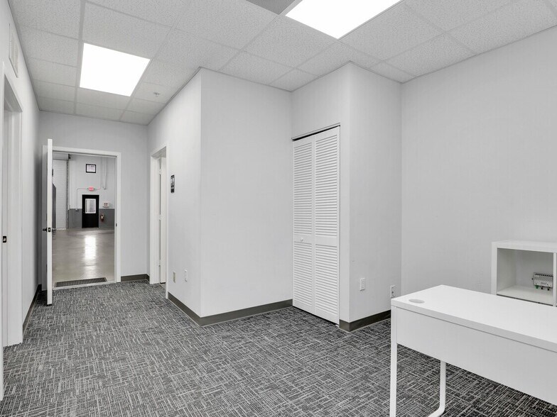 More Photos Of 8801 Business Park Dr, Fort Myers Warehouse For Lease