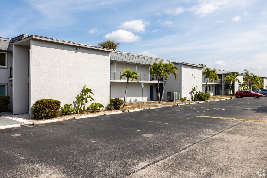 More Photos Of 8372 Beacon Blvd, Fort Myers Apartments For Sale