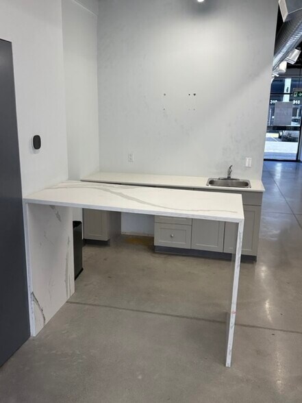 More Photos Of 2310 St Laurent Blvd, Ottawa Showroom For Lease