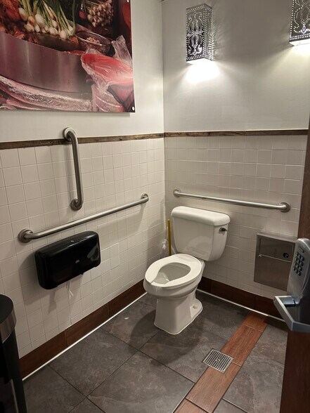 More Photos Of 241 7th St W, Saint Paul Storefront Retail Office For Lease