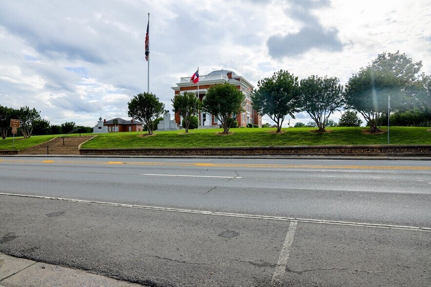 More Photos Of 122 N 3rd Ave, Chatsworth Office For Sale