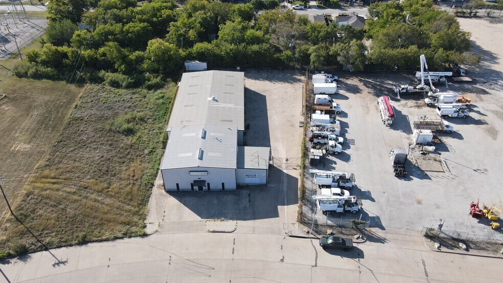 More Photos Of 2570 Berner St, Fort Worth Service For Sale