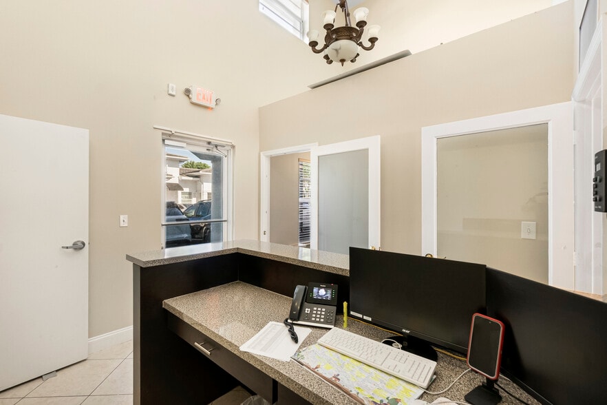 More Photos Of 10261 Sunset Dr, Miami Office For Lease