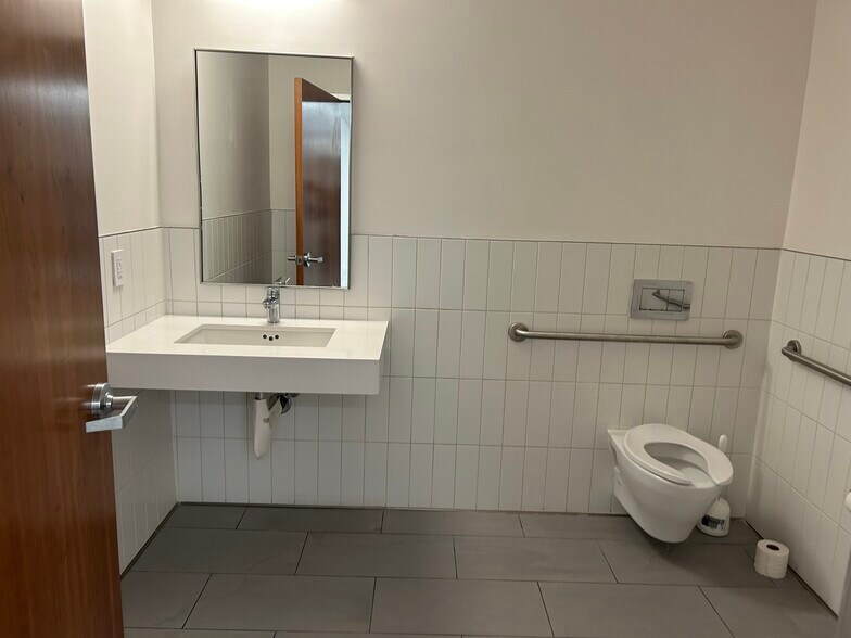 More Photos Of 5275 Broadway, Oakland Office For Lease