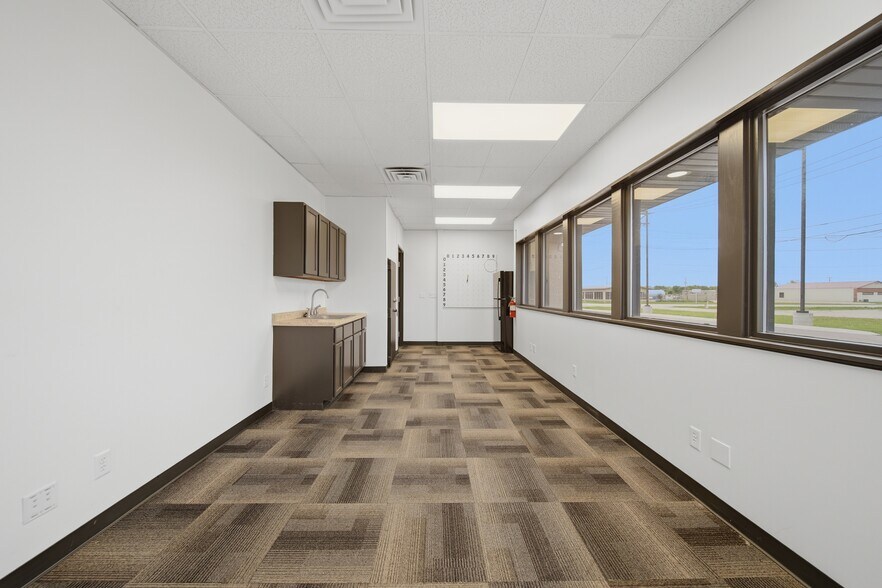 More Photos Of 1010 S 7th St, Rochelle Flex For Sale