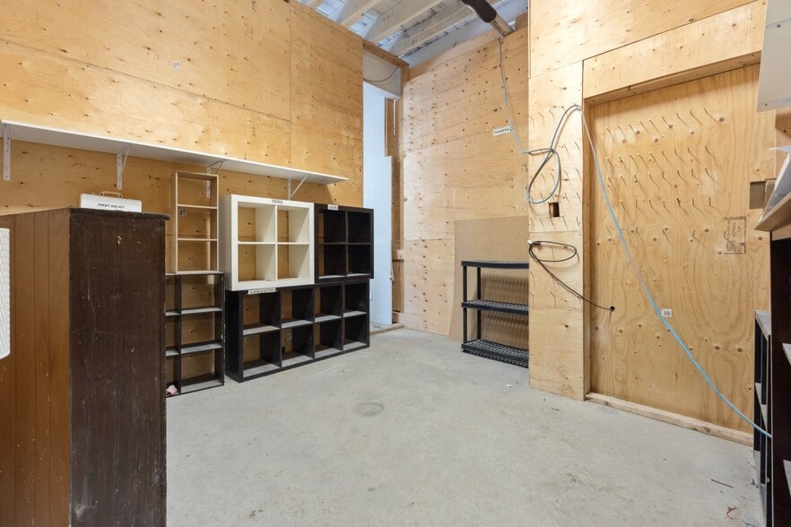 More Photos Of 255-257 Ste-anne Ave, Ottawa Warehouse For Lease