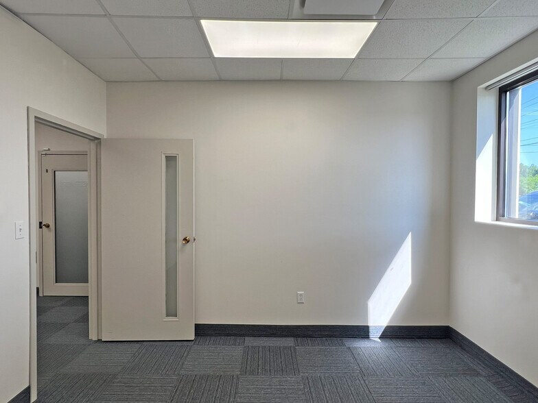 More Photos Of 2800-2860 W 21st St, Erie Office For Lease