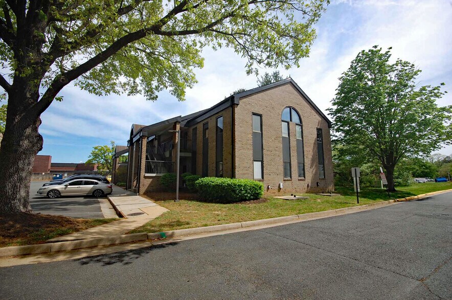 More Photos Of 4613 Pinecrest Office Park Dr, Alexandria Office For Lease