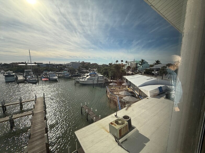 More Photos Of 1855 Gulf Blvd, Englewood Bar For Sale