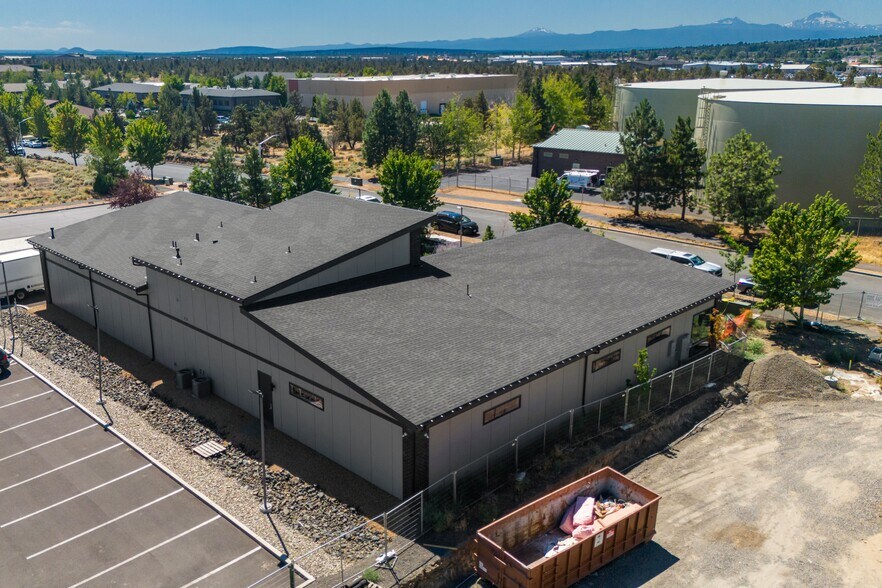 More Photos Of 565 SW Tamarack Ct, Redmond Warehouse For Lease