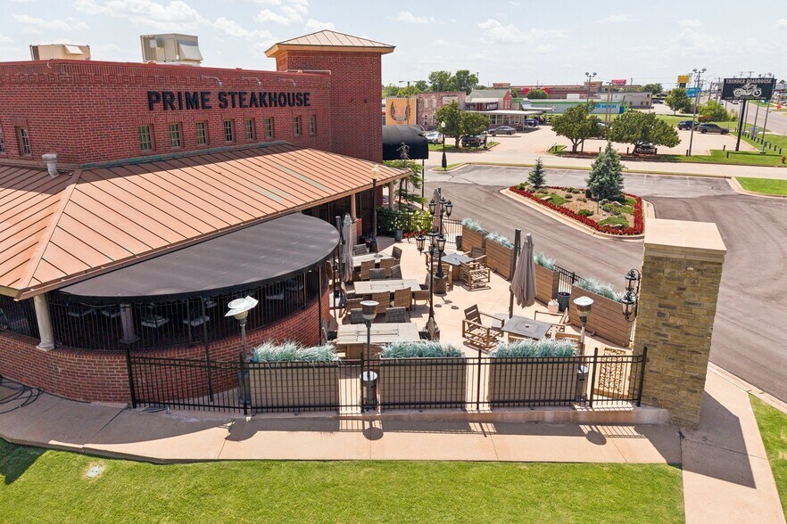 More Photos Of 800 W Memorial Rd, Oklahoma City Restaurant For Sale