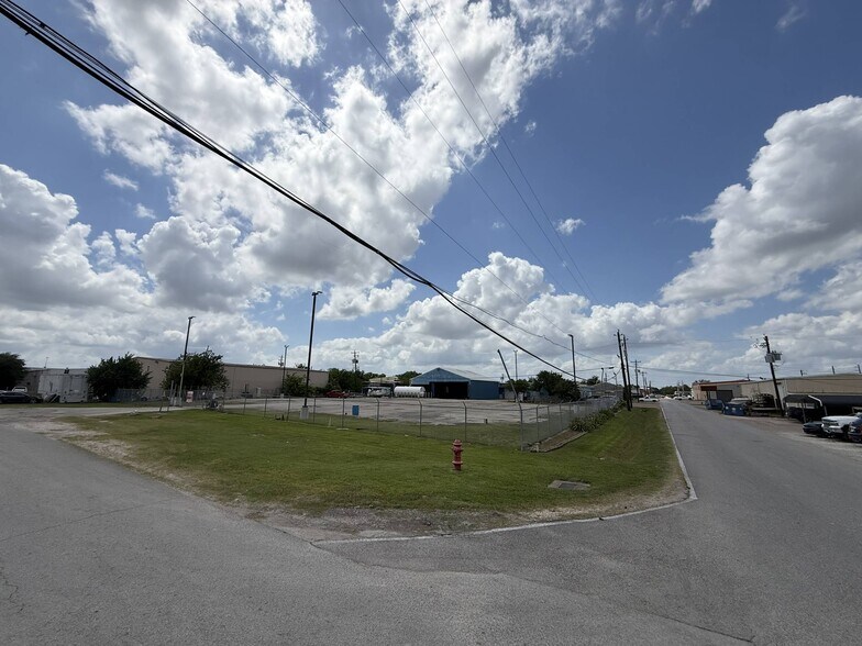 More Photos Of 1502 Galveston St, South Houston Service For Lease