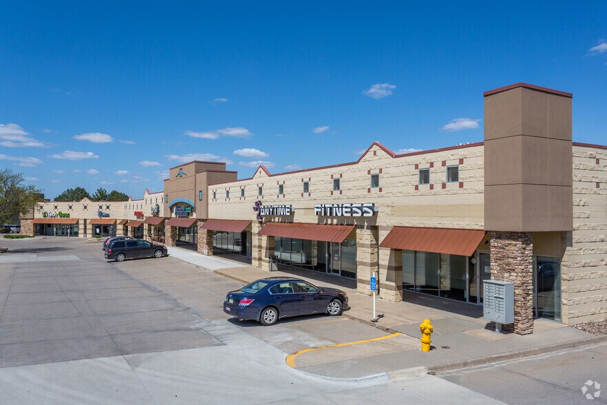 More Photos Of 8401-8475 Hickman Rd, Urbandale Storefront For Lease