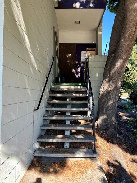 More Photos Of 401 Valley View Rd, El Sobrante Veterinarian Kennel For Sale