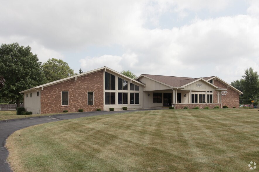 More Photos Of 1001 N Main St, Nappanee Medical For Sale