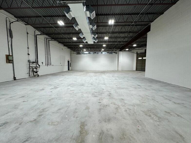 More Photos Of 1320 Lincoln Ave, Holbrook Warehouse For Lease