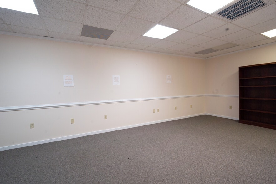 More Photos Of 220 Chesapeake Dr, White Stone Office For Sale