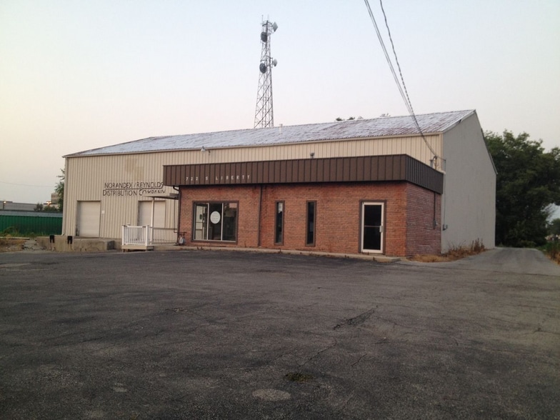 More Photos Of 722 S Liberty St, Muncie Flex For Sale