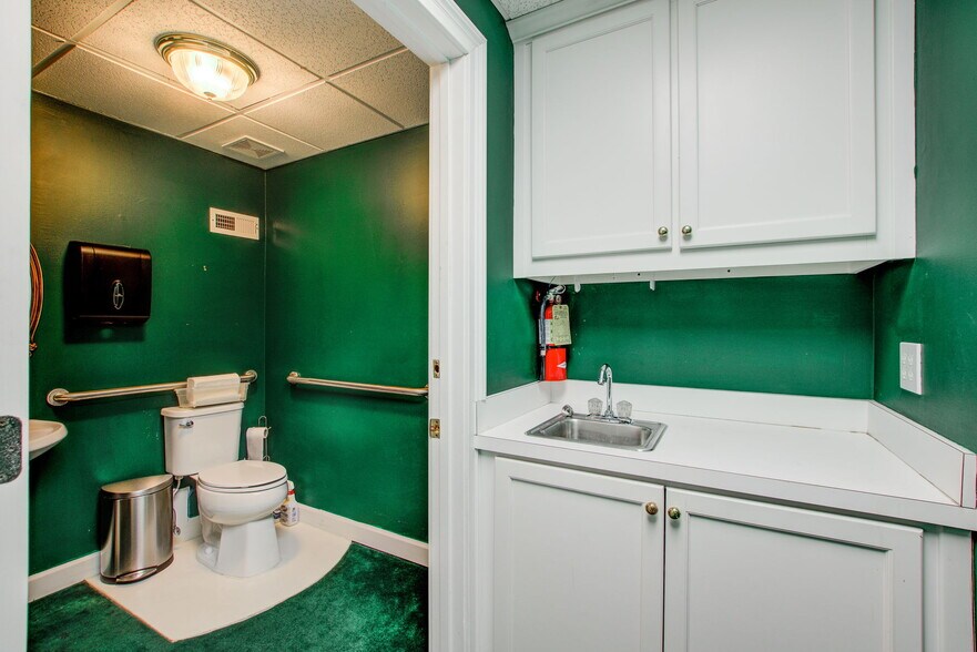 More Photos Of 555 Sun Valley Dr, Roswell Office For Sale