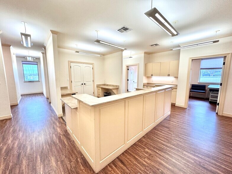 More Photos Of 101 S US Highway 75, Denison Medical For Lease