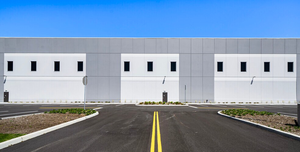 More Photos Of 4865 Veterans Memorial Hwy, Holbrook Distribution For Lease
